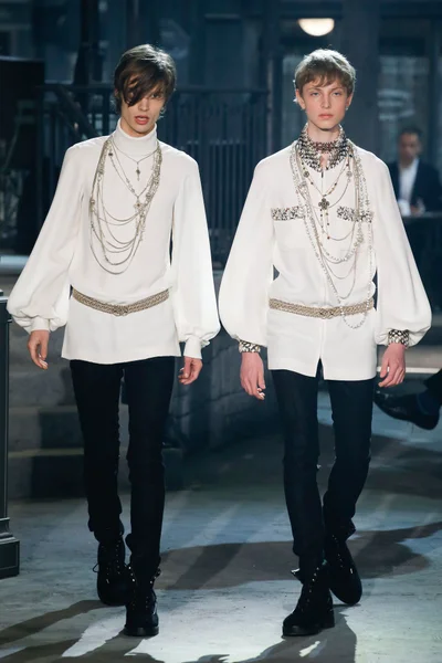 Look 64